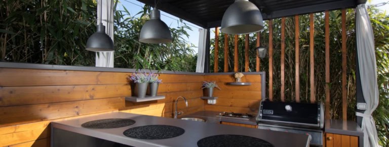 Comment évacuer les fumées d’une plancha sous une terrasse couverte : solutions et conseils d’expert
