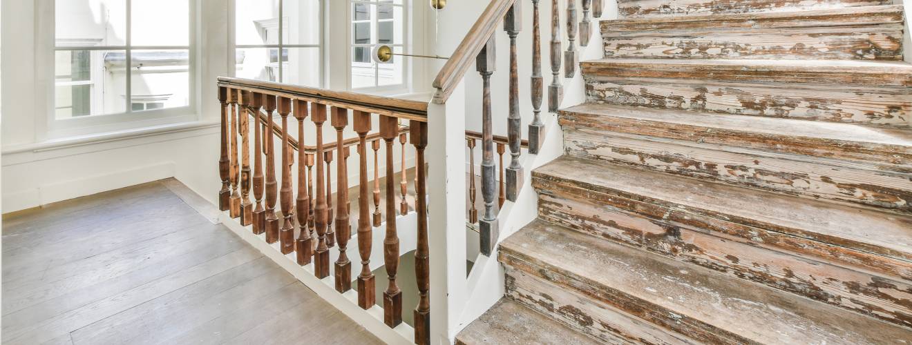 escalier bois humide