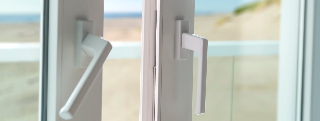 reparer montant pvc casse sur porte fenetre