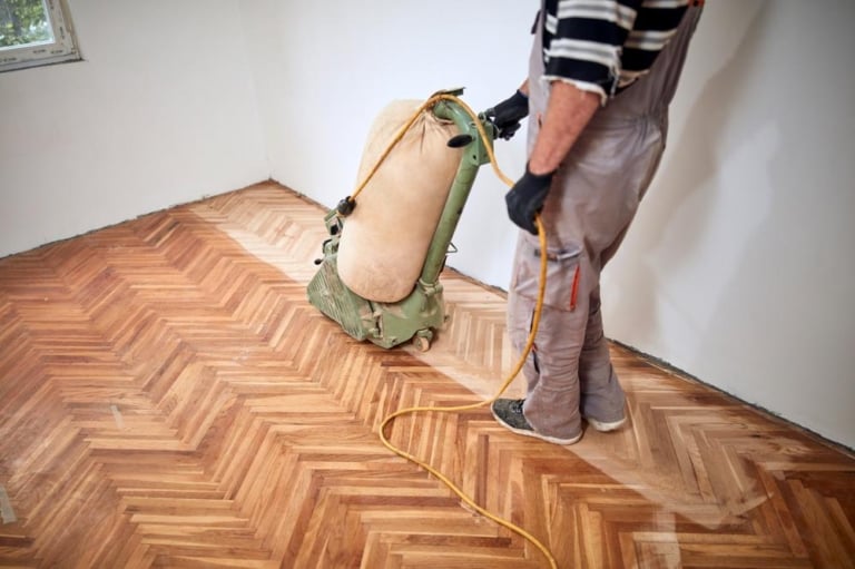 La rénovation parquet ancien nécessite expertise et méthode pour éliminer les grincements sans compromettre son caractère. Découvrez nos conseils de spécialistes pour réussir votre projet.