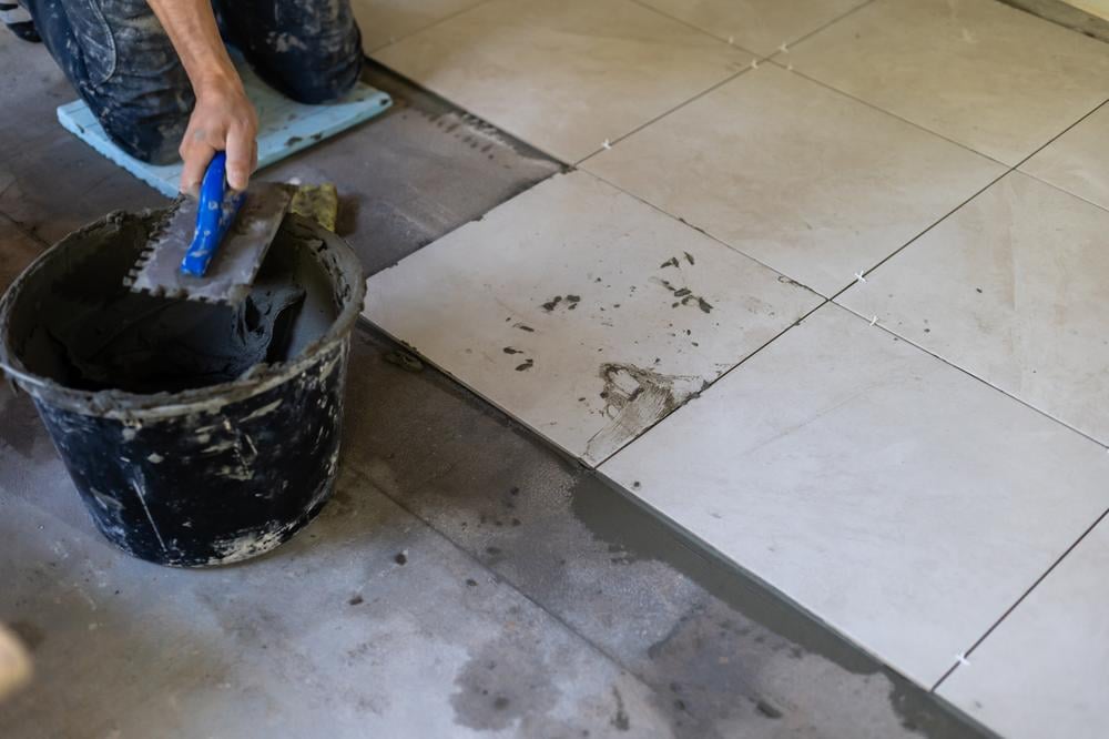 Fissure carrelage terrasse : causes, solutions et méthodes préventives expliquées par nos experts. Découvrez comment préserver durablement votre espace extérieur.