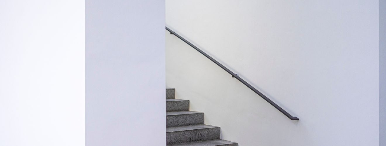 main courante sur du placo dans un escalier