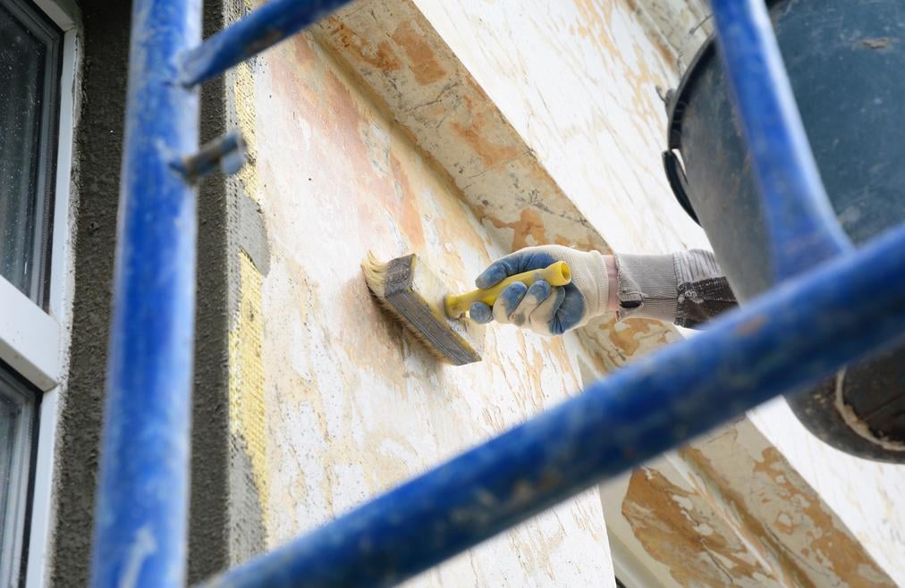 Choisissez la bonne peinture beton exterieur pour une rénovation durable. Conseils d'experts sur la préparation, l'application et les produits professionnels. Évitez les erreurs courantes.