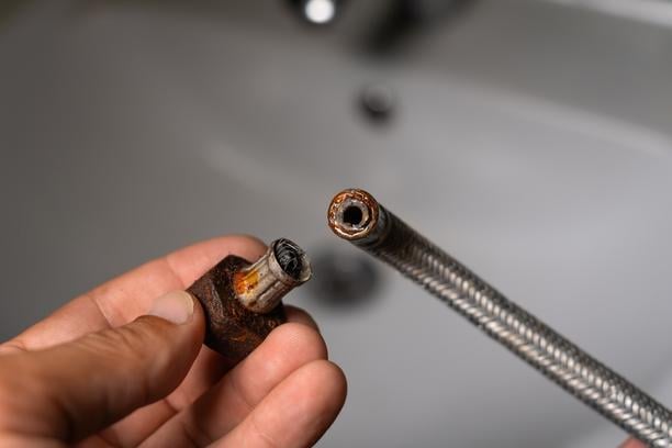 bouchon canalisation fuit evier acces difficile