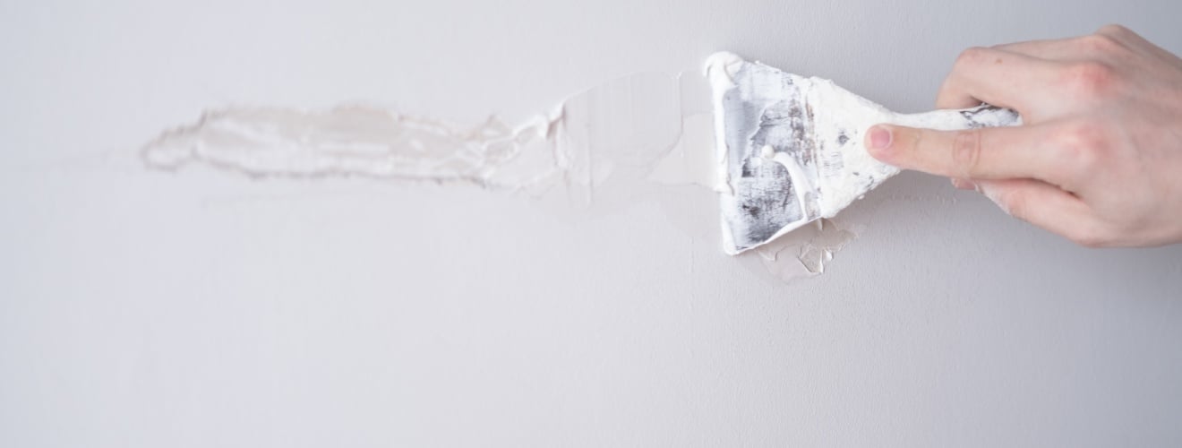 enduit rebouchage spatule