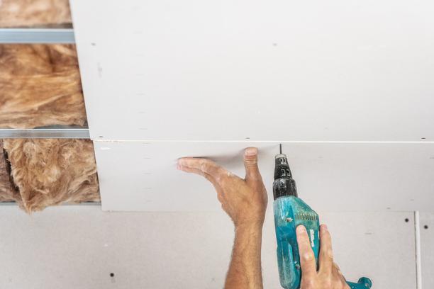 fixation objets lourds plafond placo astuces pros