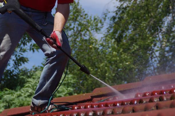 produits nettoyer toiture conseils artisan precautions