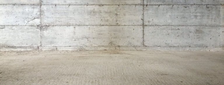 Infiltrations en cave : le béton hydrofuge est-il vraiment une solution efficace ?