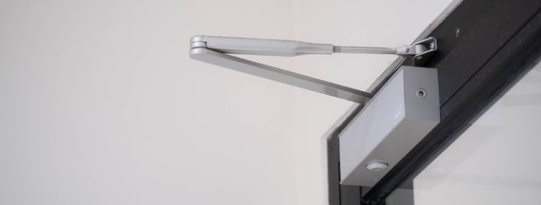 Ferme-porte sur porte lourde : bien choisir fixations et réglages