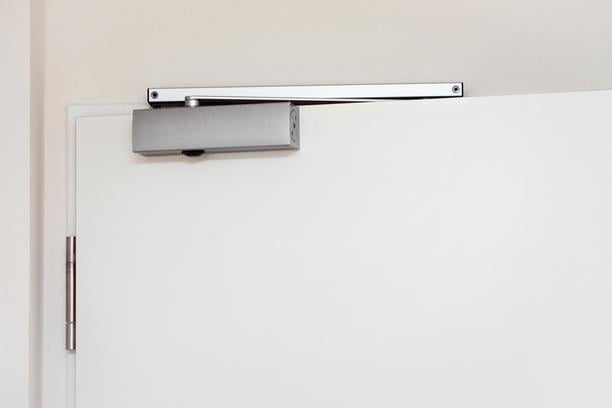 ferme porte lourde choisir fixations reglages