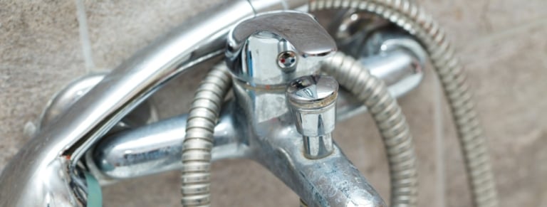 Fuite persistante de mitigeur de douche : causes possibles après changement de cartouche