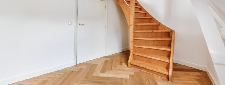 sol sous escalier parquet