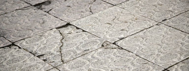 Amiante dans des dalles de sol : quels risques et quels travaux prévoir avant d&rsquo;acheter