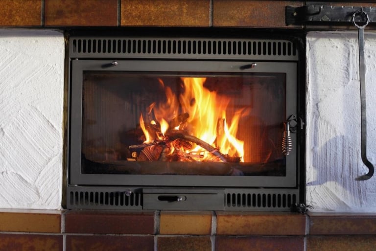 Insert à bois qui chauffe mal : causes fréquentes et solutions possibles