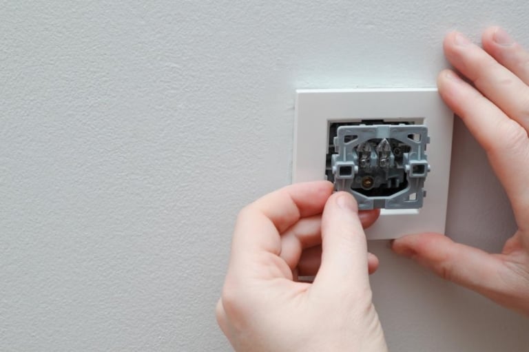 interrupteur crepite danger electrique