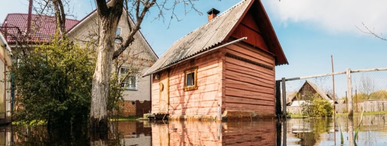 Terrain inondé et accès boueux : quelles solutions durables pour sécuriser une entrée