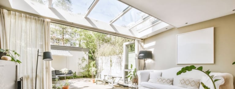 Comment rattraper un écart entre une verrière et un plafond sans compromettre la fixation