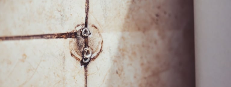 Vis cassée dans mur en béton : solutions pour rattraper perçage raté