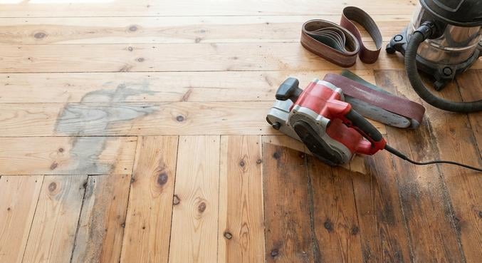 poncage parquet ancien teinte uniforme bois