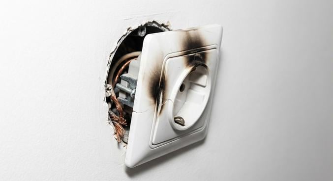 prise electrique depasse mur corriger installation