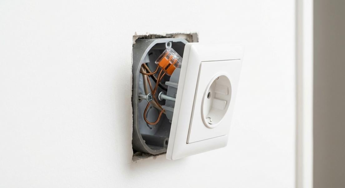 prise electrique depasse mur corriger installation