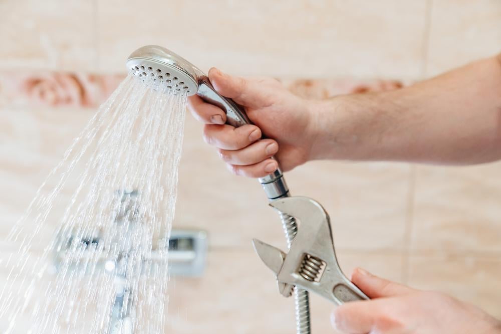 barre douche descellee refixer solidement fuite