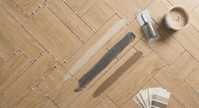 Carrelage effet parquet : comment choisir couleur de joint et largeur adaptée