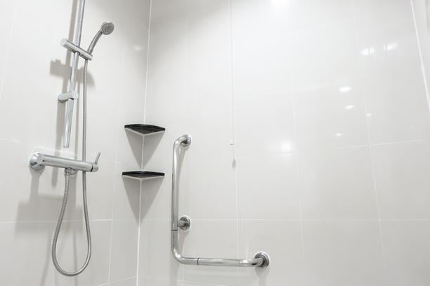 douche pmr locatif solutions sans percage