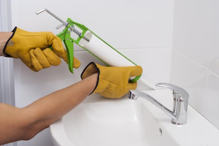 Joint de douche jauni ou moisi : comment le remplacer durablement ?