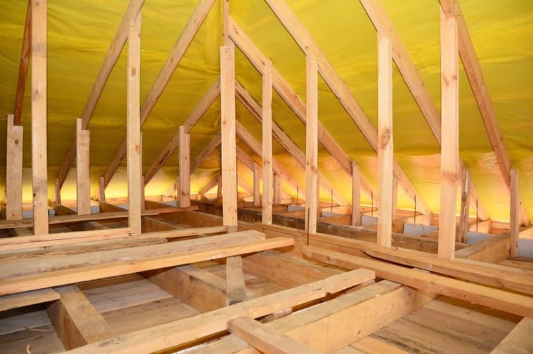 Modifier une ferme de charpente pour aménager des combles : risques et solutions techniques