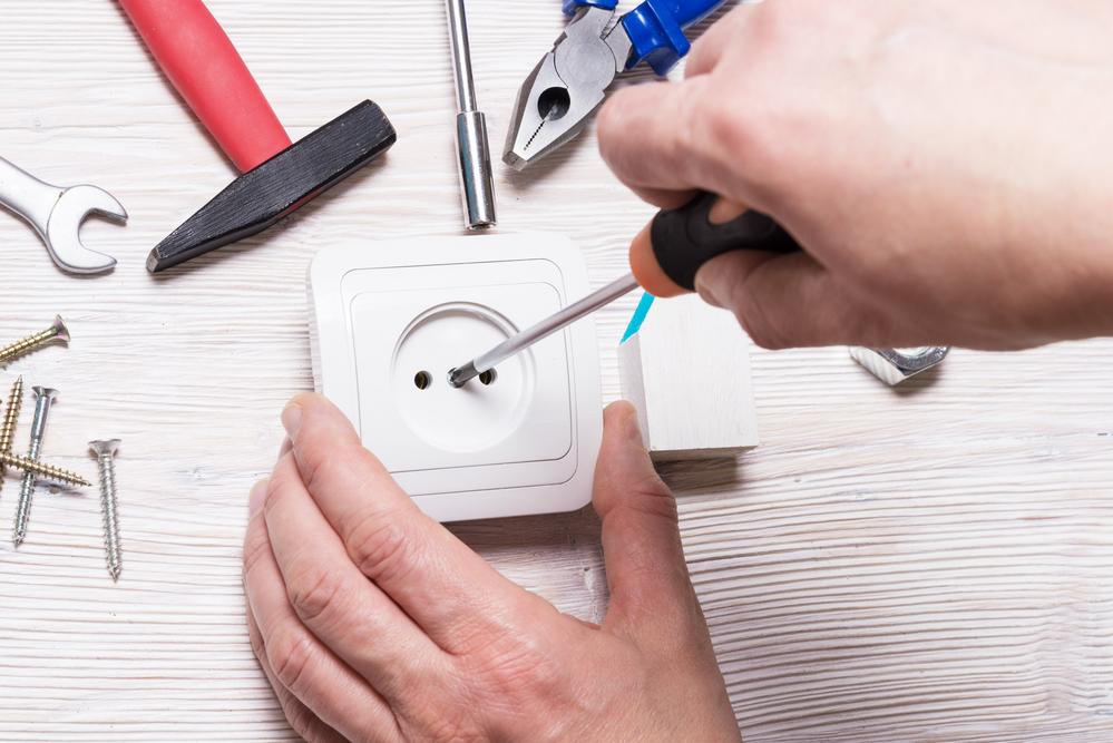 prise electrique bouge mur reparation securisee