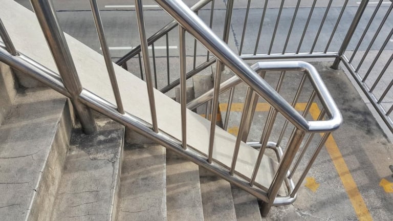 Rénover escalier extérieur béton sans carrelage : méthode durable