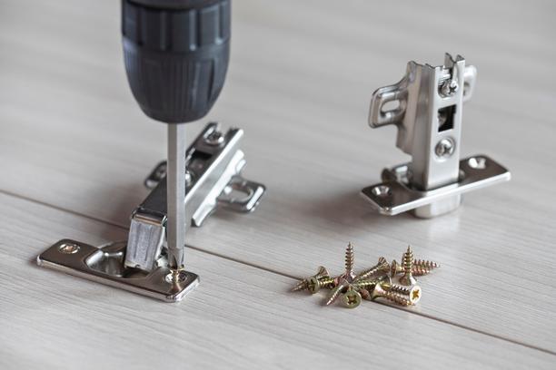 reparer porte meuble charnieres