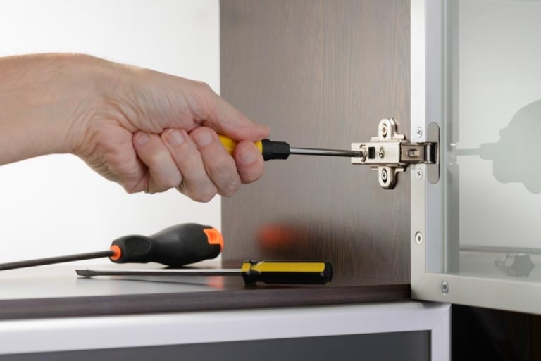 Réparer une porte de meuble abîmée au niveau des charnières : solutions durables
