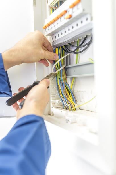 cables electriques hors goulotte dangereux