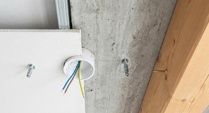 fixer plafonnier securite ancienne installation