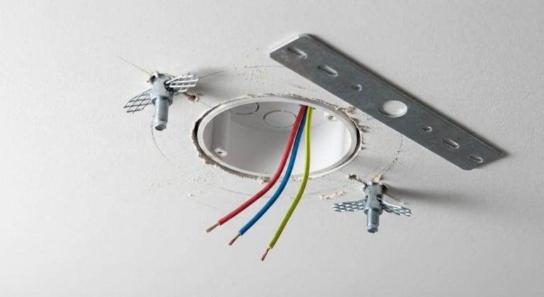 fixer plafonnier securite ancienne installation