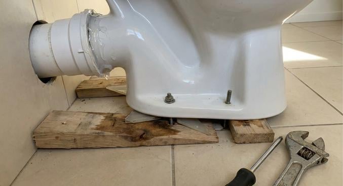 wc mal aligne evacuation decalage 1cm
