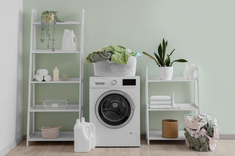 Aménager un renfoncement en buanderie : solutions de rangement sur mesure