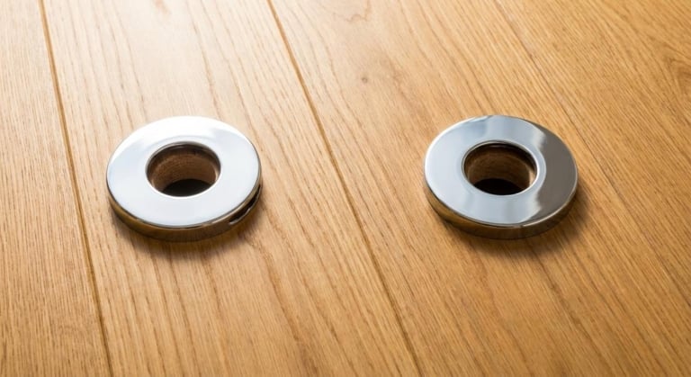 Comment reboucher proprement des trous de tuyaux de chauffage dans un parquet ?