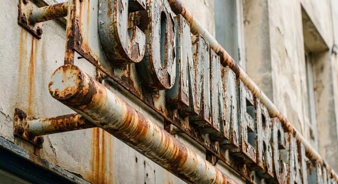 renovation panneaux lumineux anciens restaurer enseigne annees 1970 securite