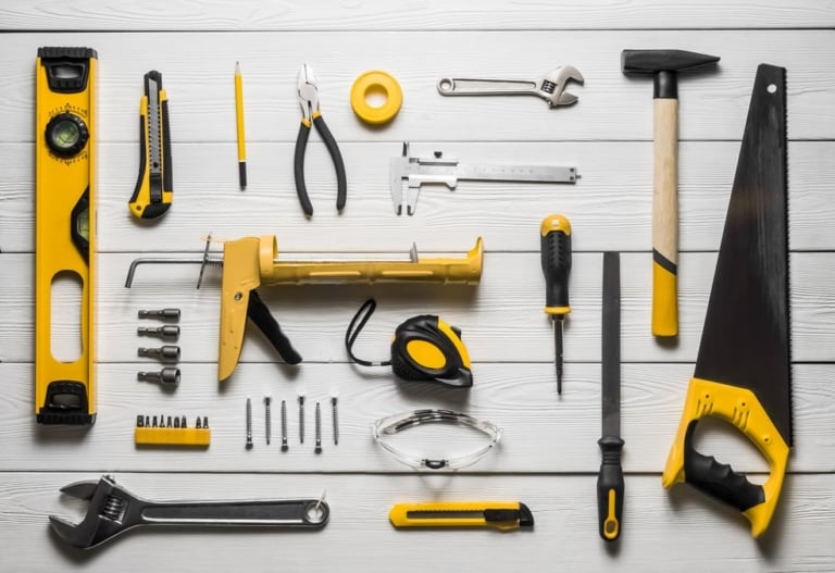 debuter bricolage appartement outils indispensables premiers projets