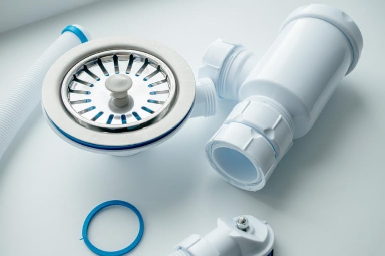 Eau qui remonte dans l&rsquo;évacuation du lave-vaisselle : causes et solutions durables