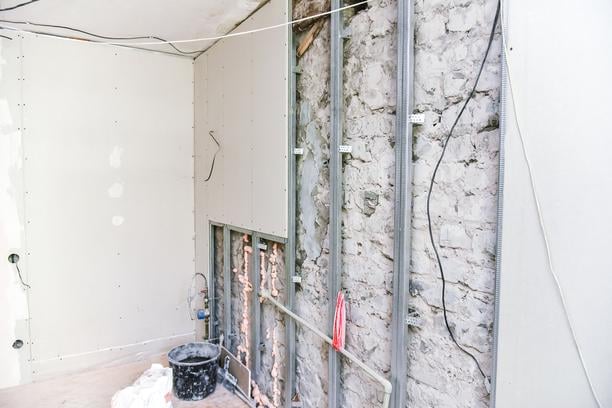 fixer bras articule tv mur placo