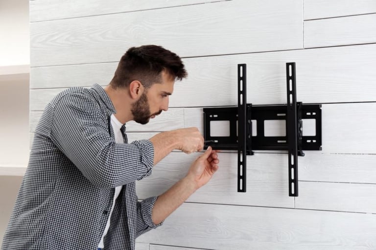 fixer bras articule tv mur placo