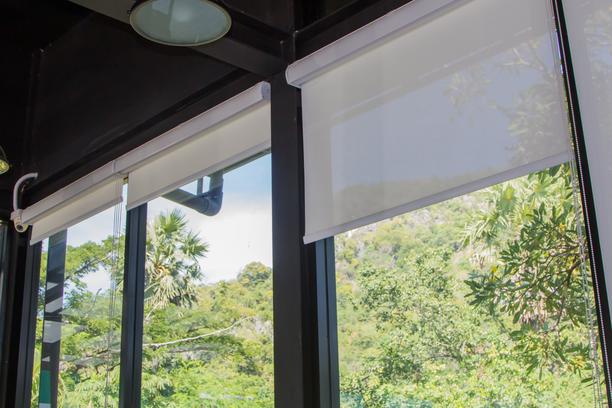 installer store enrouleur grandes baies coulissantes