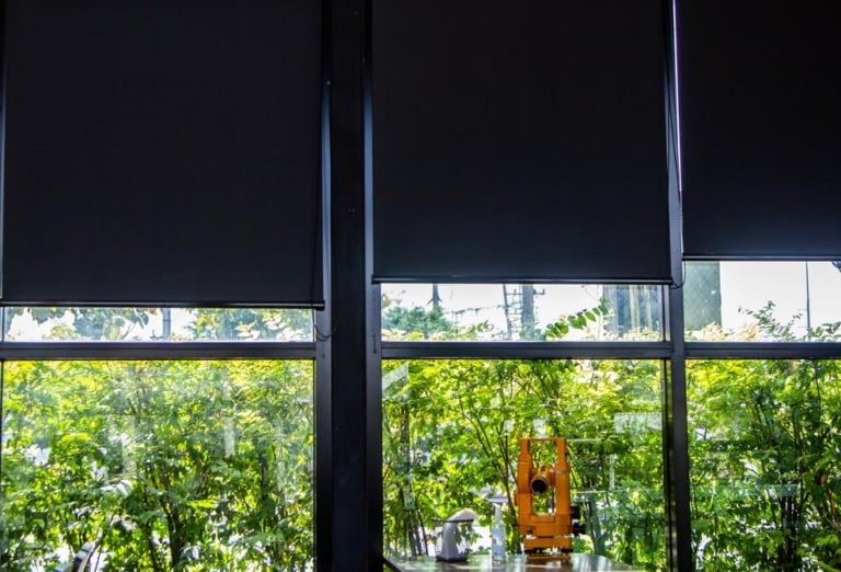 Installer un store enrouleur sur de grandes baies coulissantes : solutions fiables et durables
