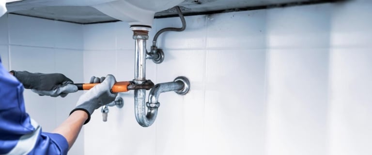 Odeur d&rsquo;égout dans maison : identifier origine et solutions efficaces