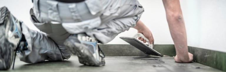 Poser du carrelage sur ancien carrelage : bonne ou mauvaise idée dans des toilettes ?