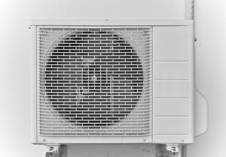 Unité extérieure de climatisation bruyante : normes, causes et solutions